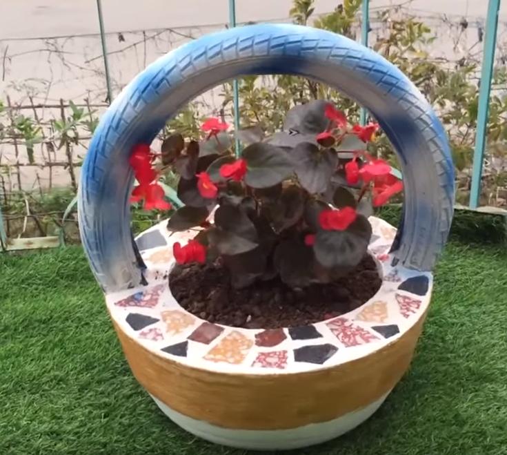 农村老爸把洗脚盆里灌水泥，做了个手提花盆，力气小的人还搬不动