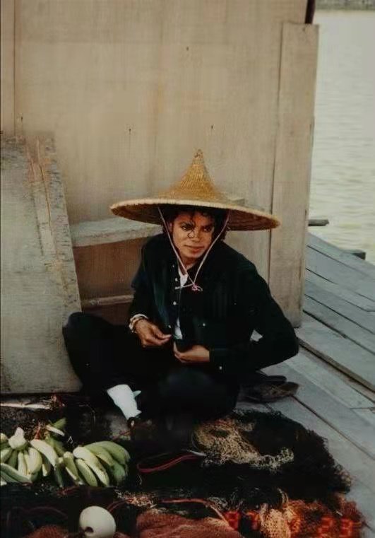 中山迈克尔杰克逊,迈克尔杰克逊跟中山老太太合影