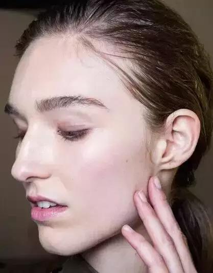 速学化妆上哪里学,化妆步骤初学者七个必备彩妆