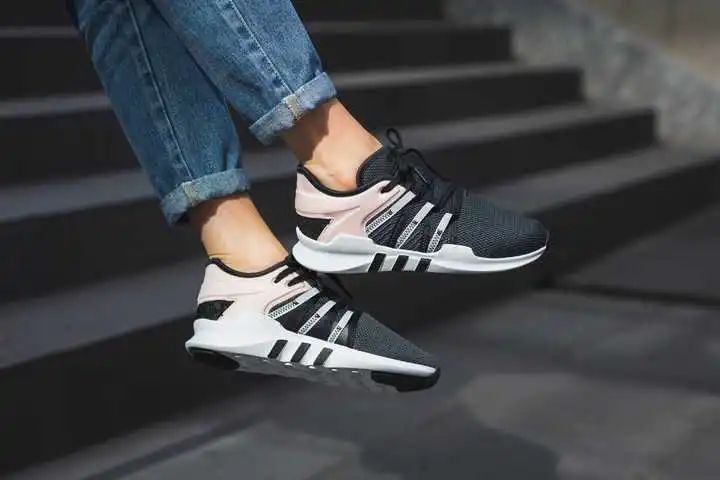 阿迪达斯ozweego鞋带系法,阿迪达斯forum怎么系鞋带