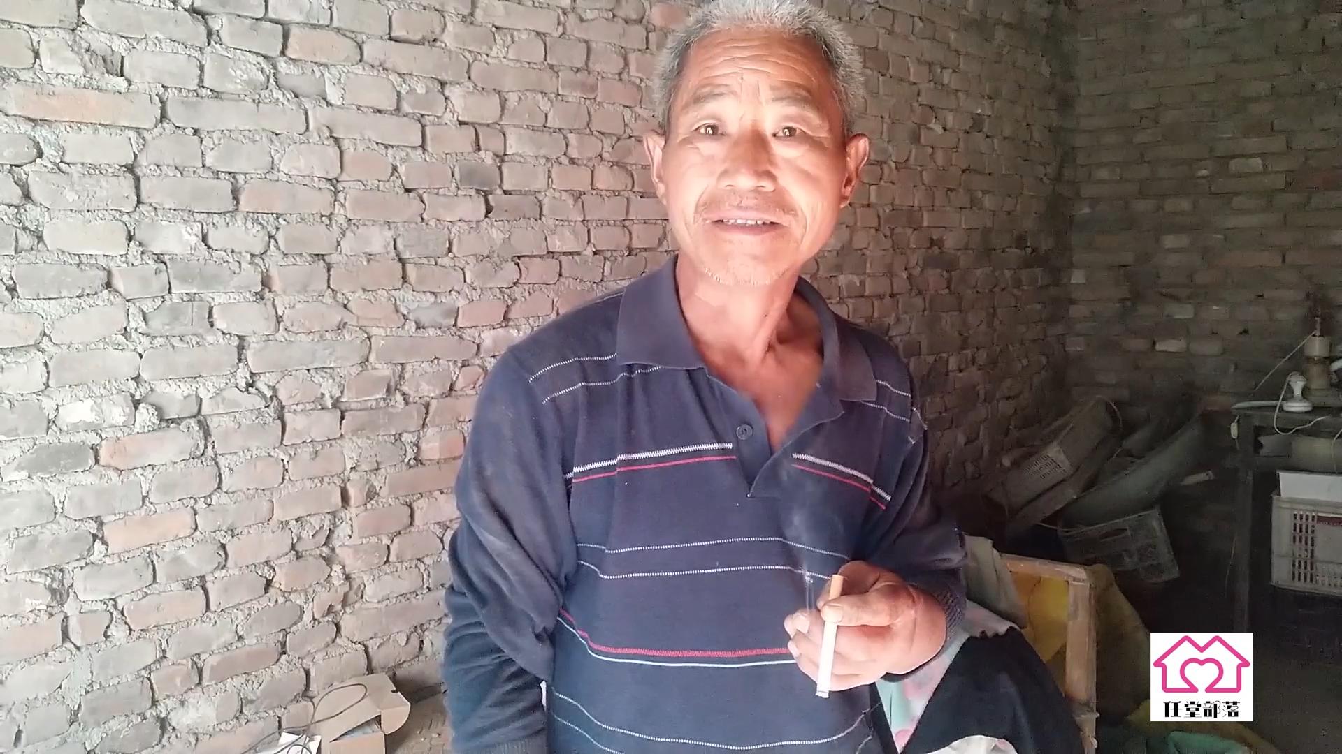 农村地里养殖柴鸡,大叔在农村养一万只芦花鸡