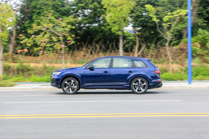 大气硬朗的设计新款奥迪q7实车,想要豪华suv极致性能就选择奥迪q7