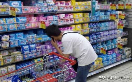 妻子蹲厕所来例假，丈夫下楼买姨妈巾，听到店员嘟囔，他生不如死