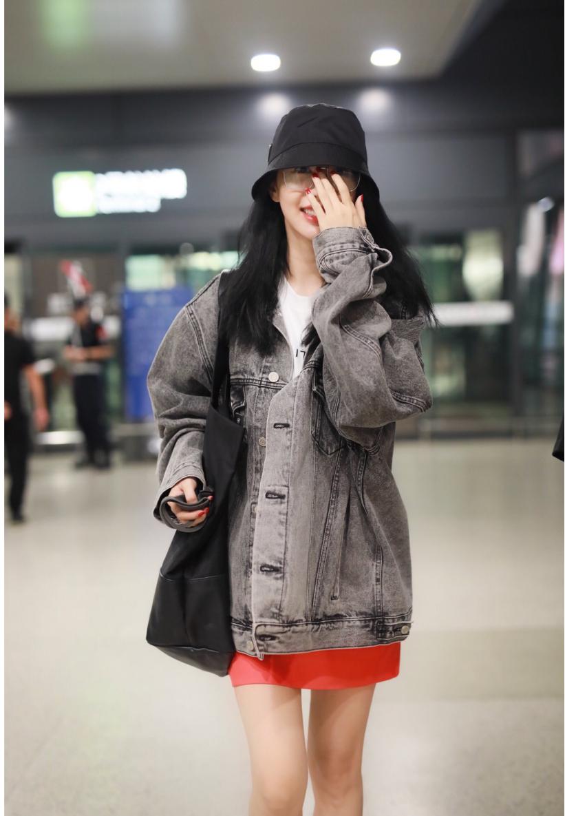 李菲儿休闲造型,李菲儿一身黑白穿搭清新时尚