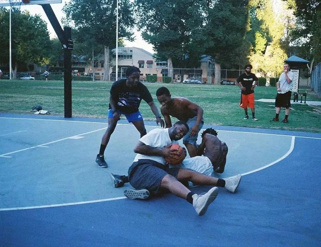 又见球场黑脚！16岁少年打球被踹！这种人不配喜欢篮球