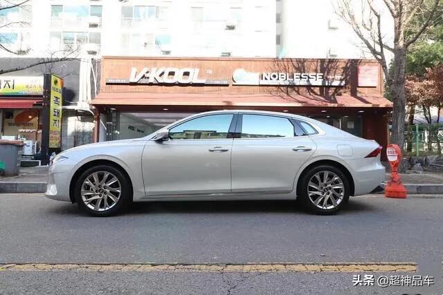 现代雅尊升级贯穿尾灯,新款现代雅尊黑武士