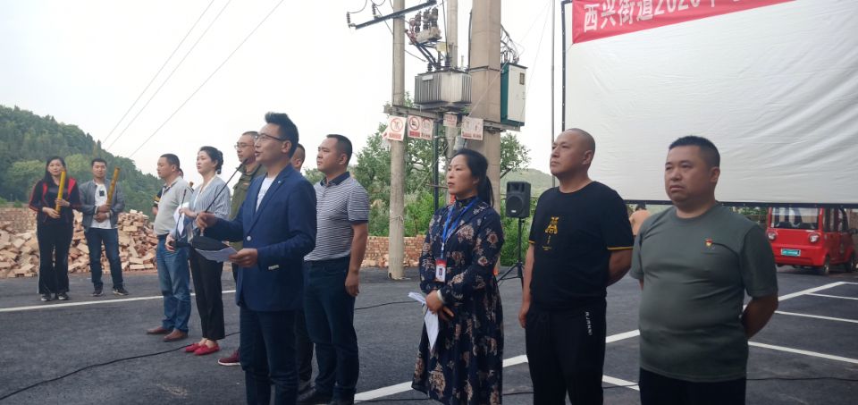 这板眼也太长了！南充嘉陵的西兴又创新了这个动作来做群众工作…