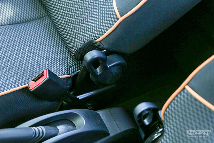 科技与复古并存？短暂体验比亚迪e1感受