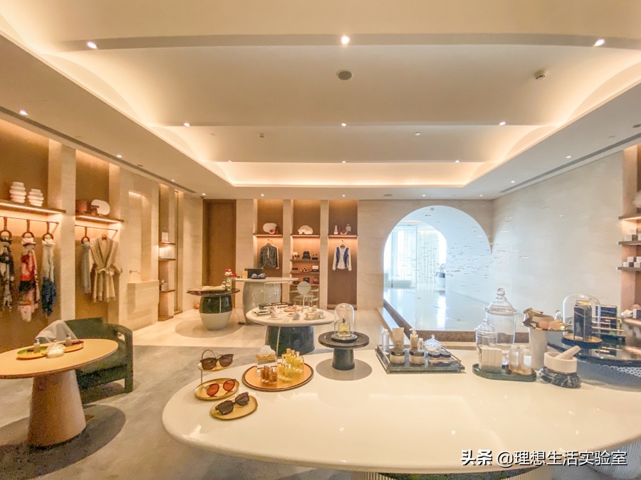 住在广州瑰丽酒店看外面风景,广州瑰丽酒店看到整个广州夜景