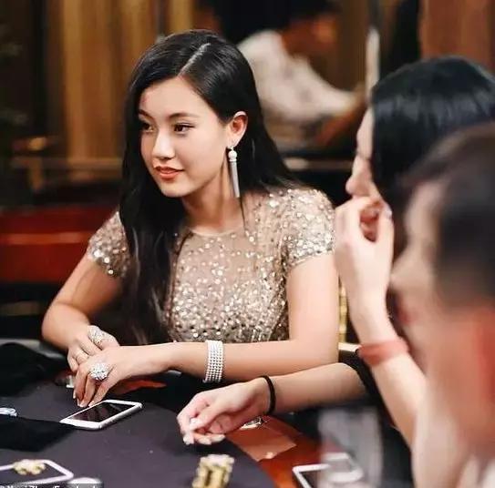 豪掷120万美元上耶鲁的金主疑似公安部*级A**嫌犯，在美住大HOUSE…