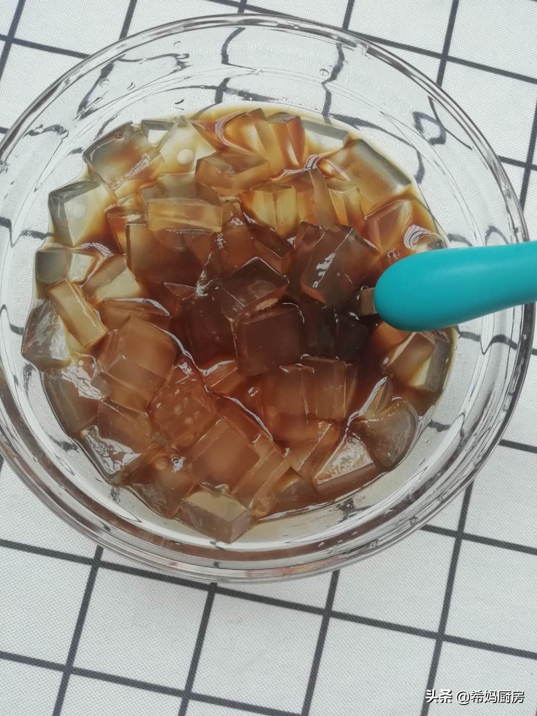 自制红糖凉粉,清凉爽口,两样食材就搞定