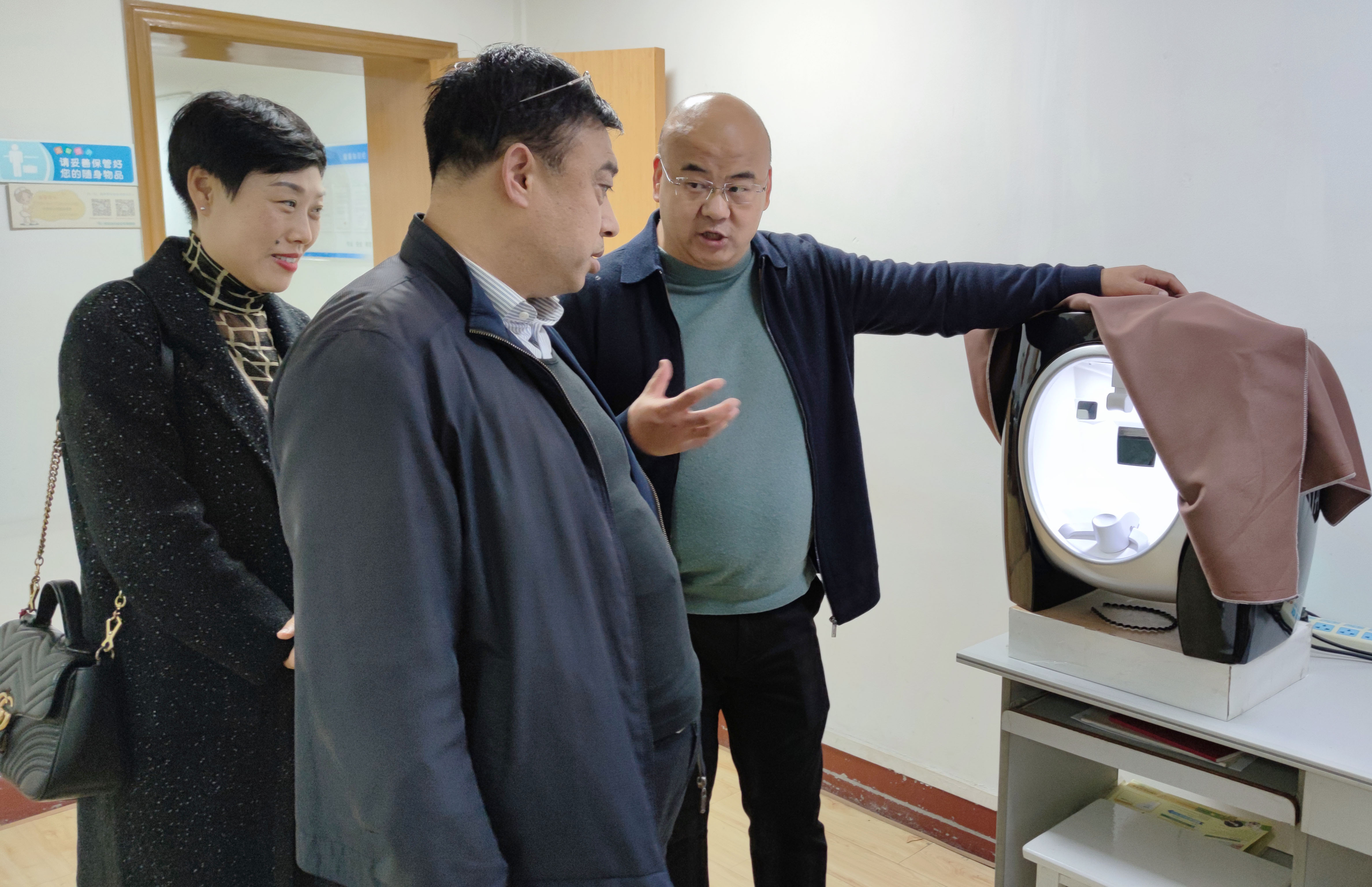 渭南市卫健局副局长徐萌新莅临渭南海成皮肤专科医院调研指导工作