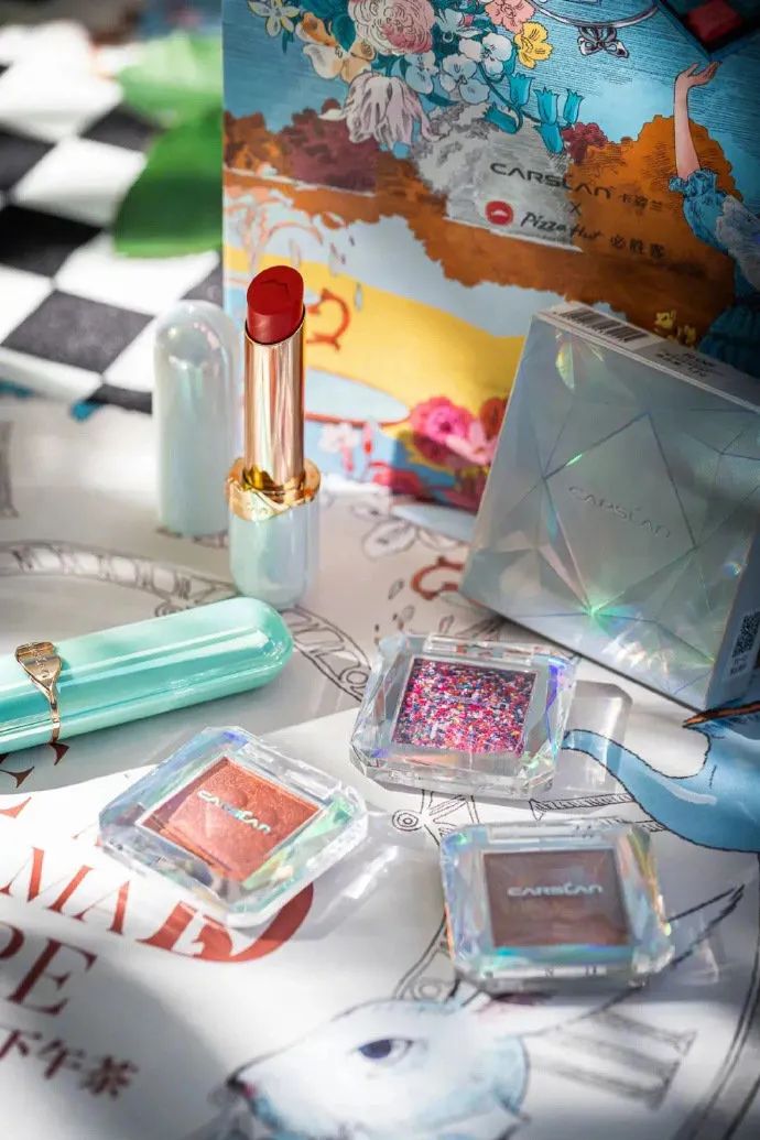 卡姿兰x必胜客的“下午茶”主题彩妆包装，梦回爱丽丝