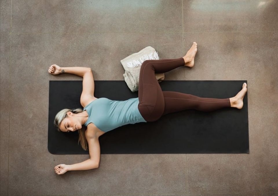 躺在床上适合练的瑜伽动作,在床上练的8个瑜伽动作