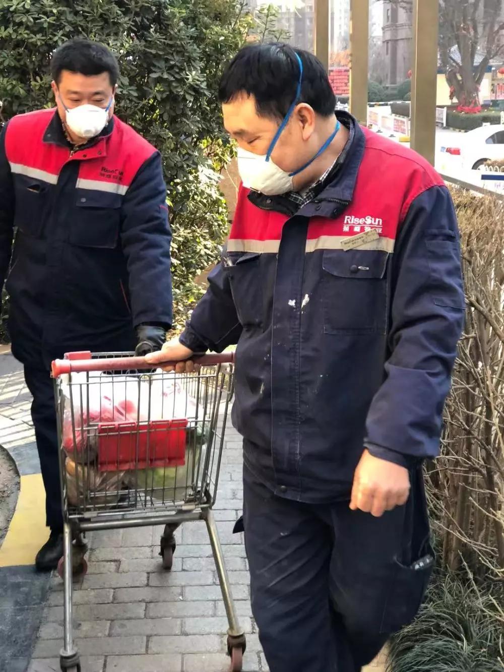 疫情无情人有情爱心蔬菜送一线,疫情无情人有情超市平价回馈顾客