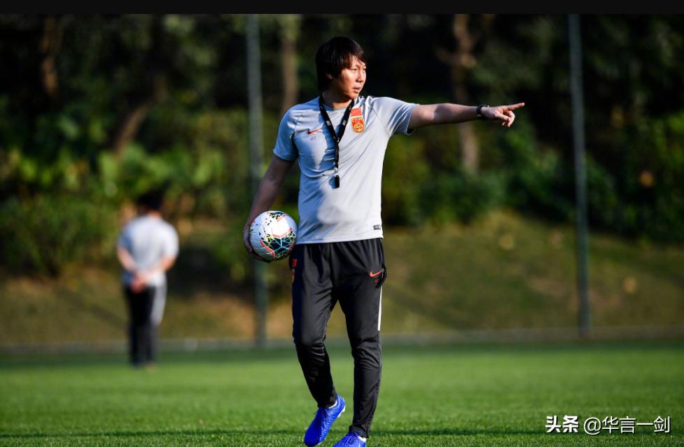 国足全队合影,李铁摆阵亮出国足主力阵容