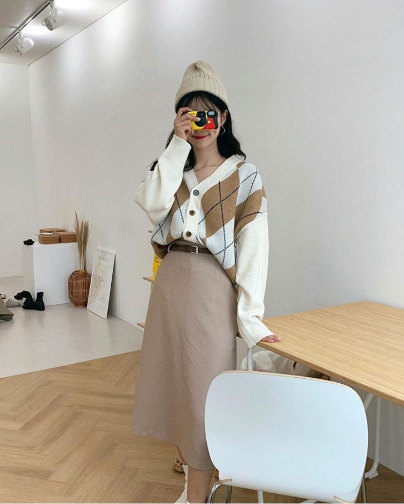 奶奶衫配半裙时髦保暖又有气质,2020早春穿奶奶衫超美