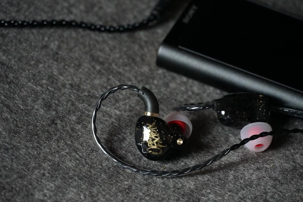 摧毁100元以下所有耳机年度*弹核**级白菜!138元最酷的类定制耳机