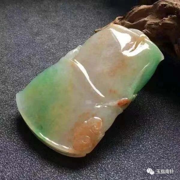 听说翡翠越绿越显白真的是这样吗,听说翡翠三彩很罕见价值如何