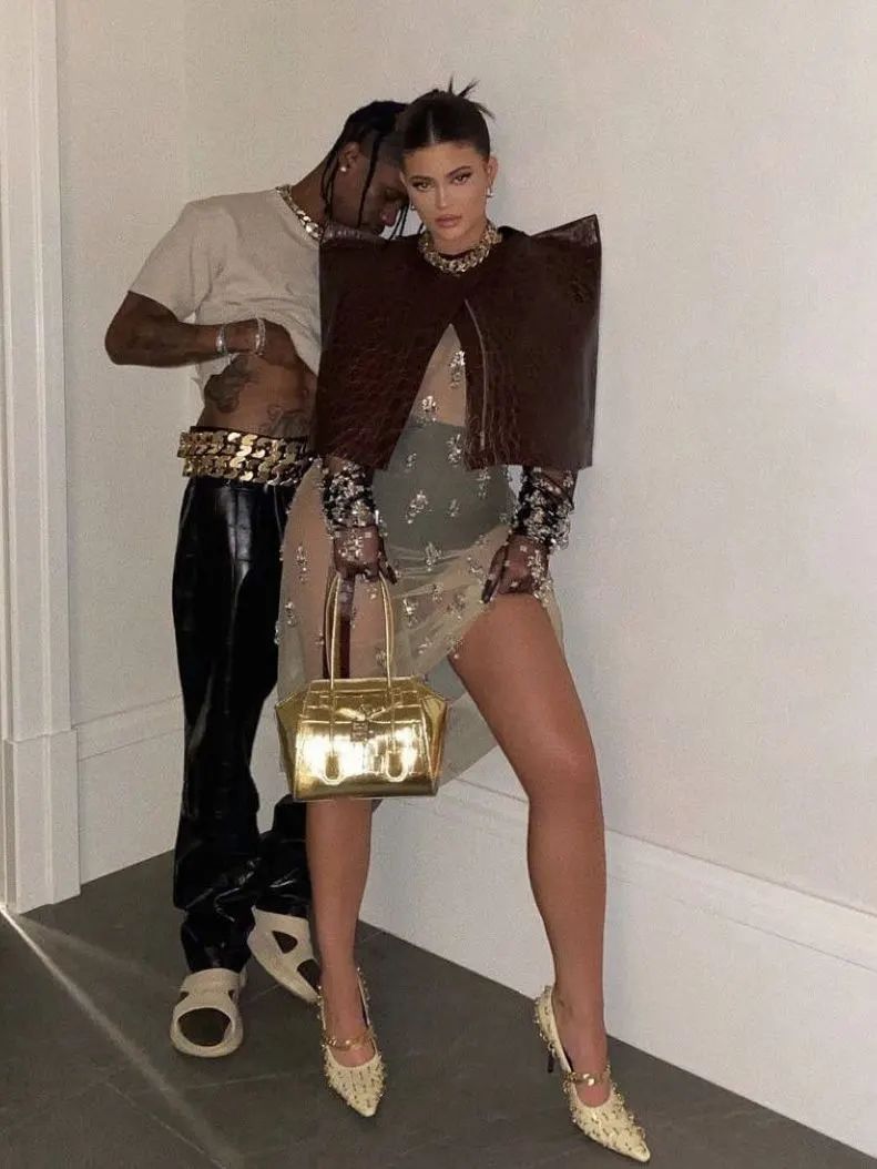 虞书欣穿的可爱灵动的衣服,自己认为适合虞书欣的衣服