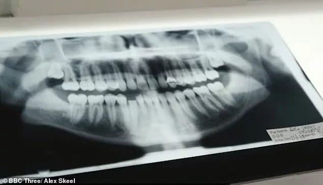 22岁女孩遭教练虐待,足球教练虐待儿童