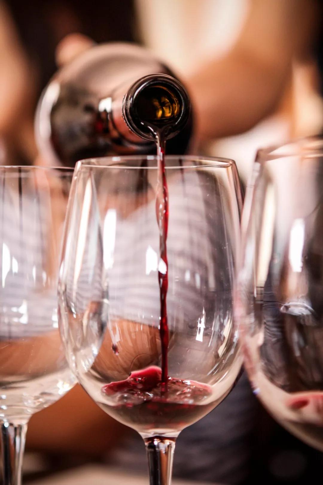 怎样辨别葡萄酒的好坏真假,怎么辨别葡萄酒的好坏和真假