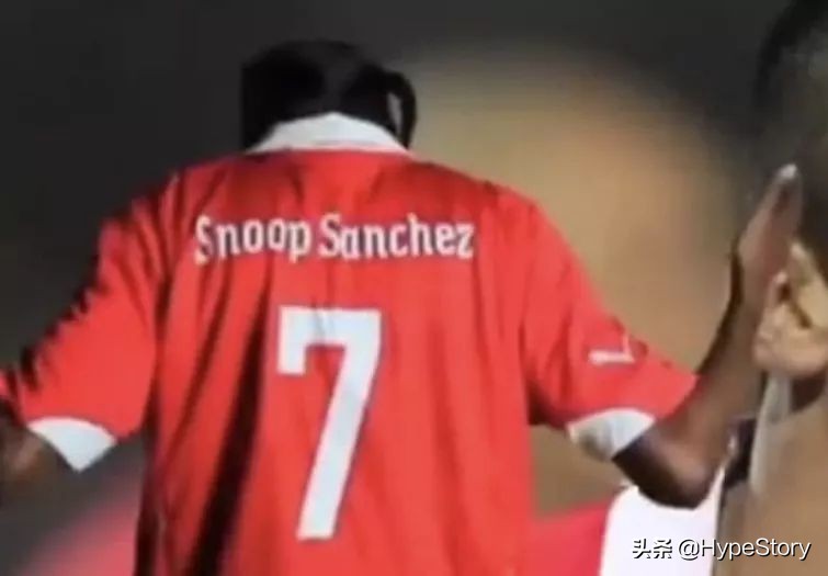 他是西海岸教父级的说唱歌手，也是足球圈最拽的球衣狂魔