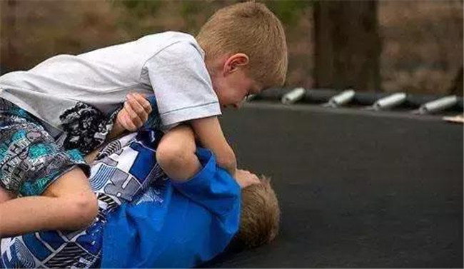 你的孩子在学校受了欺负怎么办,孩子在幼儿园受欺负了该怎么处理