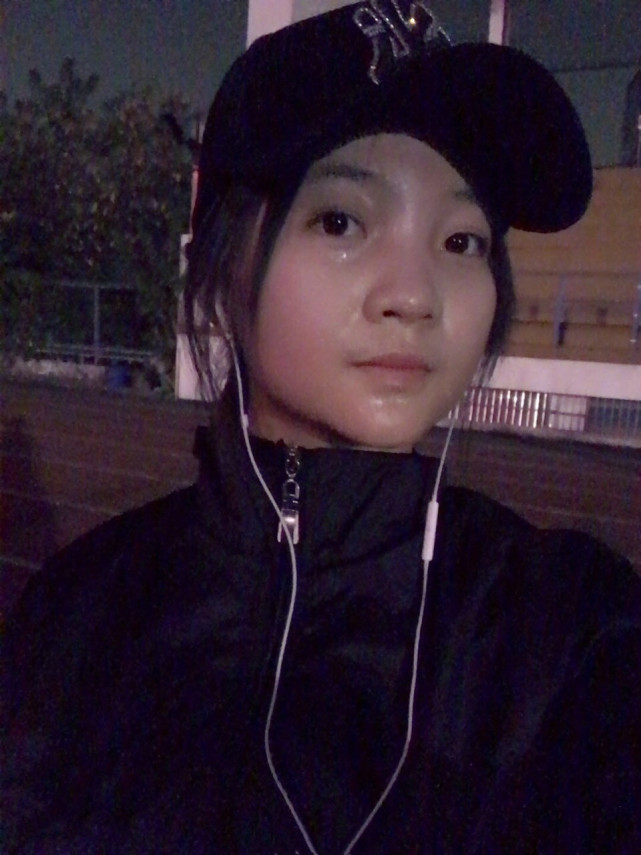 林妙可和外国人合影,林妙可游泳圈