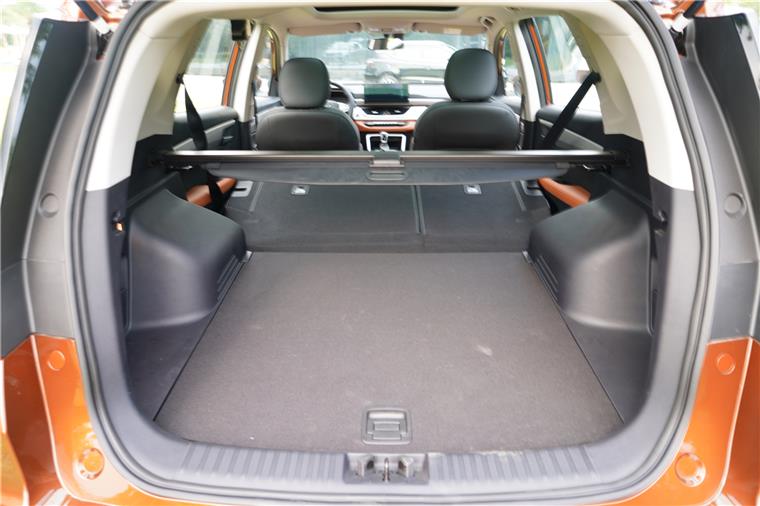 新款吉利远景x6值得入手,吉利远景x6新款车白色内景