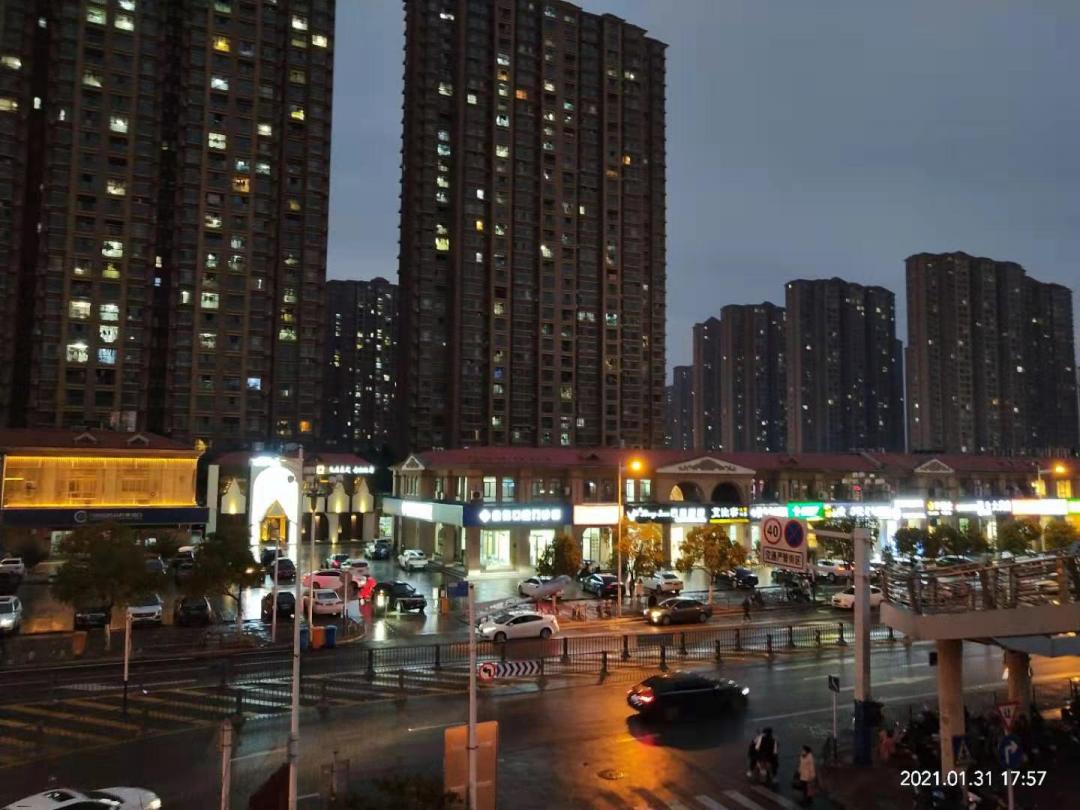 一路之隔繁华程度不一样,一路之隔和万人空巷的区别