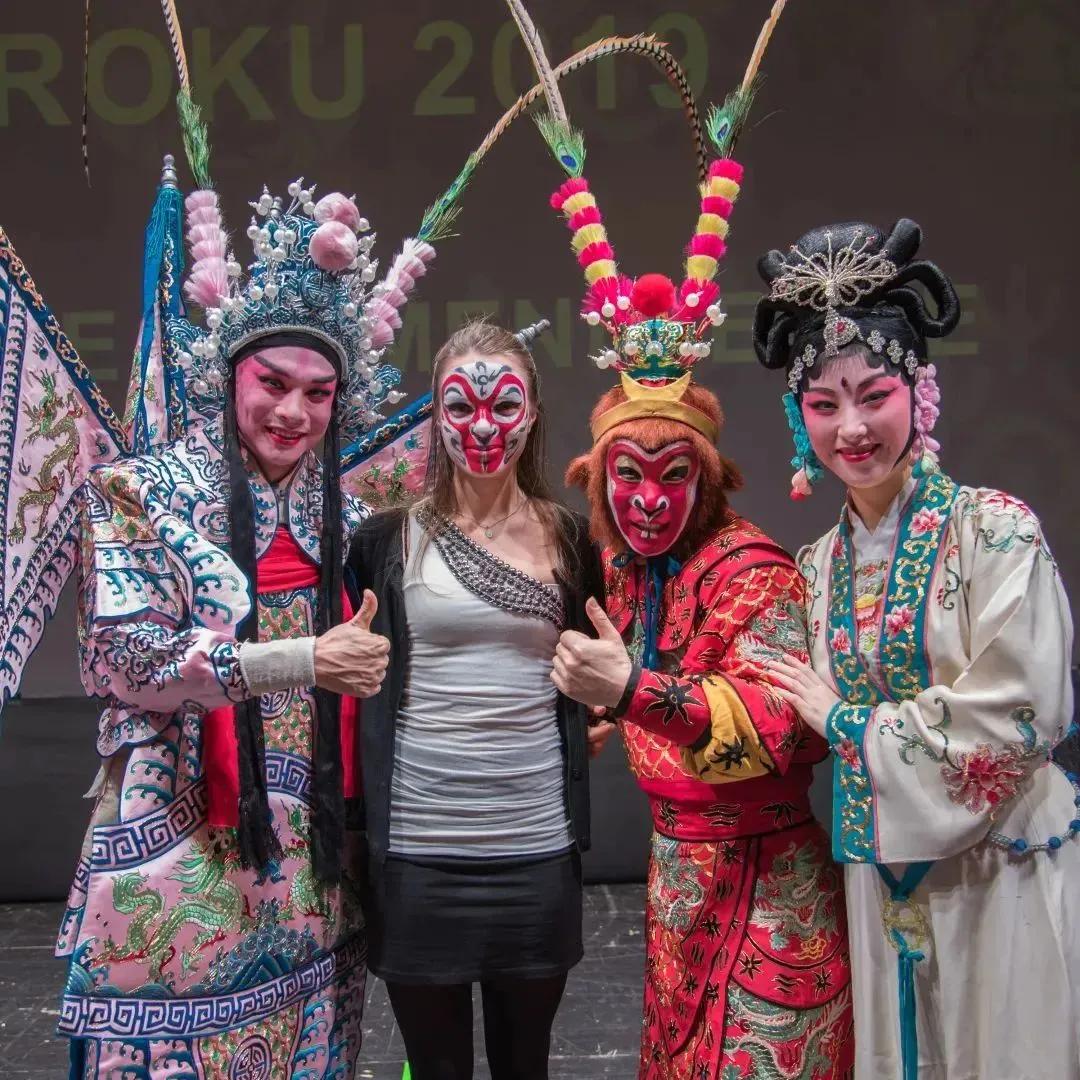 世界就在脚下,世界就在