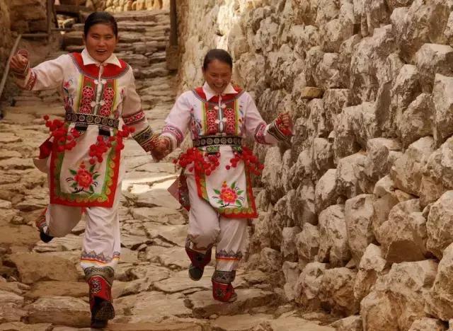 云南这个村子百家相连,一不留神就走到人家房顶上了