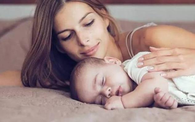 为什么宝宝抱着睡得香放着就醒,50天宝宝抱着睡得香放下就醒