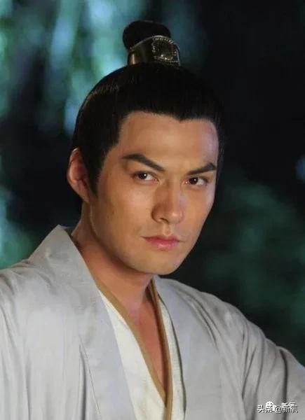 1米8大长腿，抿嘴笑爆红被吹顶级神颜，没想到竟然是照骗...