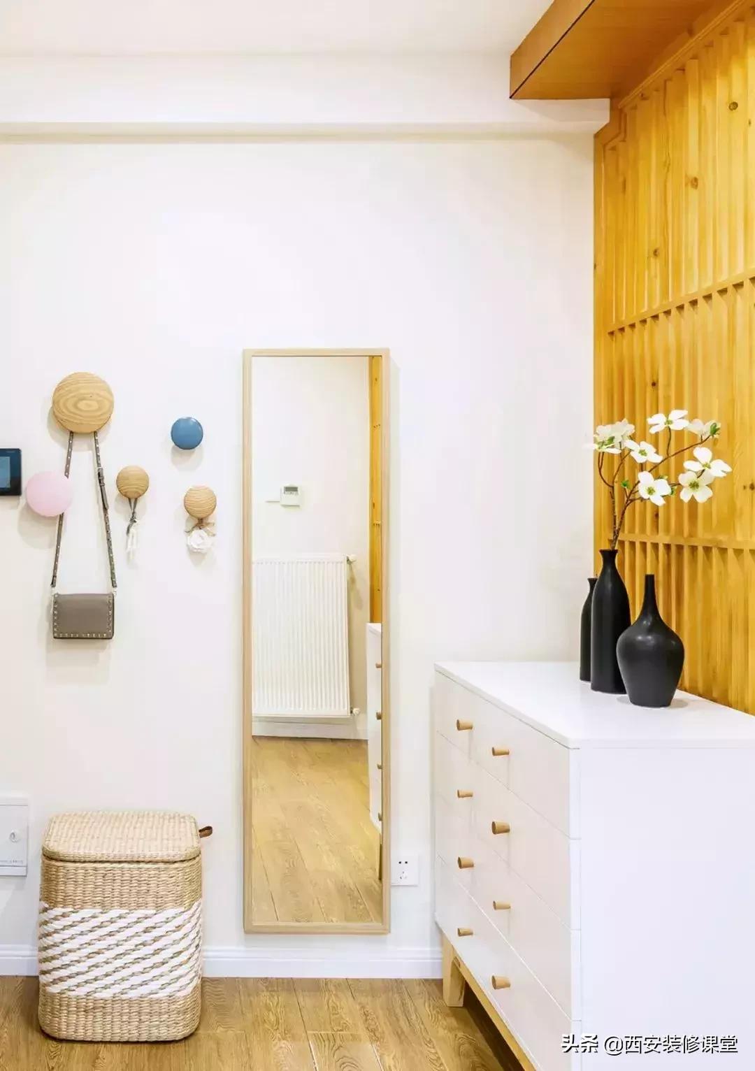 进门鞋柜设计右侧是餐厅隔断,红木鞋柜屏风隔断一体效果图