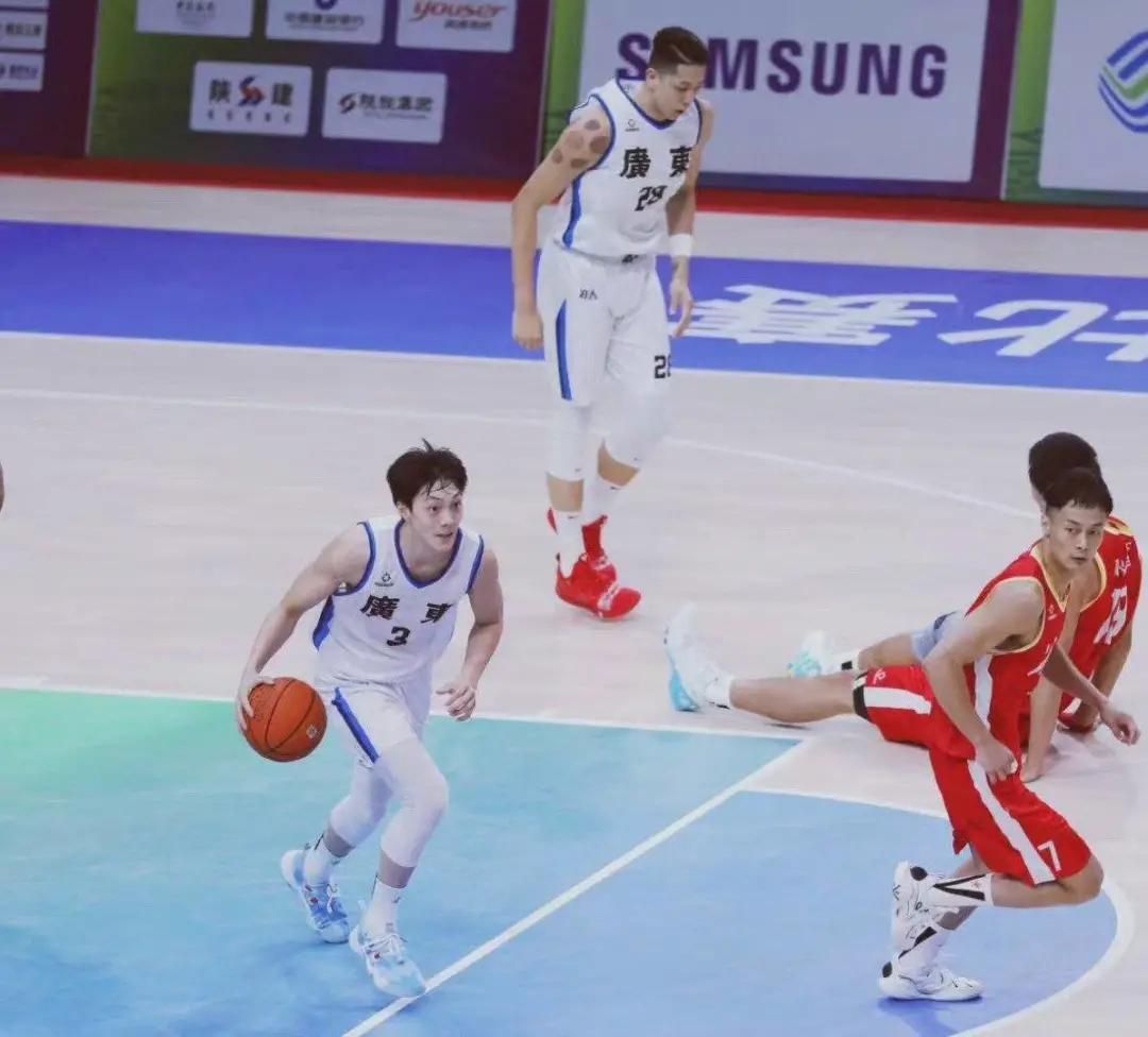 阿迪达斯签约胡明轩了吗,胡明轩代言阿迪事件