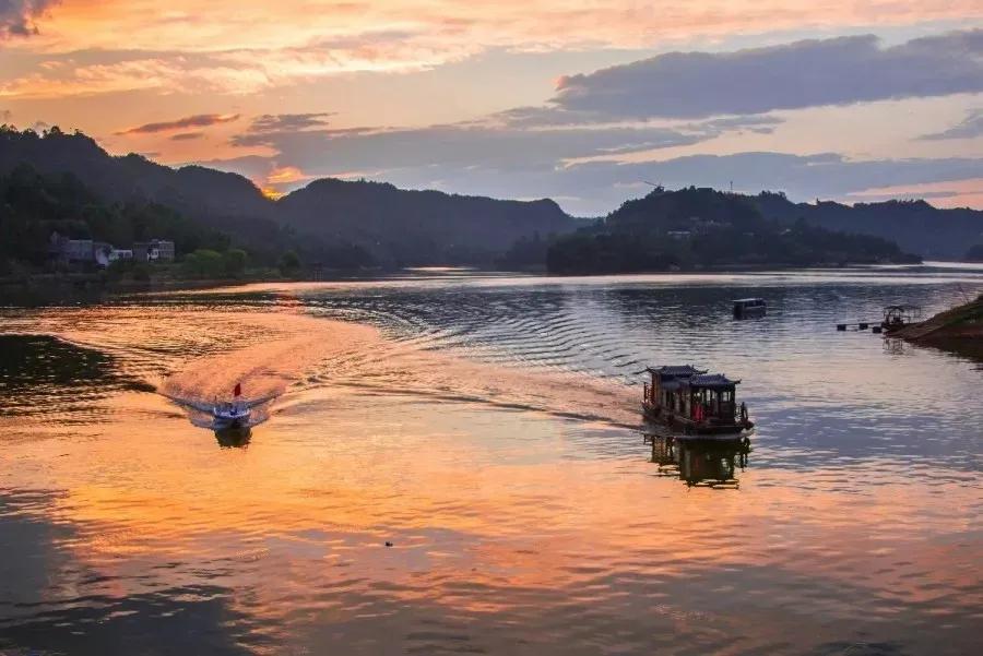 三月的南江春意盎然，湖光山色两相和，玉湖此时春正好，走起哦