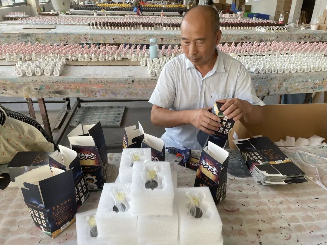 在义乌做电商适合做什么类目,年轻人喜欢的义乌小商品