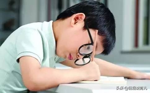 孩子钢笔字书写太差怎么办,孩子写作业总是低头