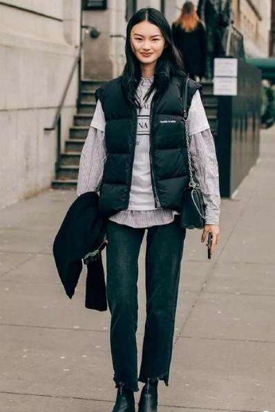 冬天时尚白色羽绒马甲穿搭,时尚百搭高档羽绒马甲穿出气质