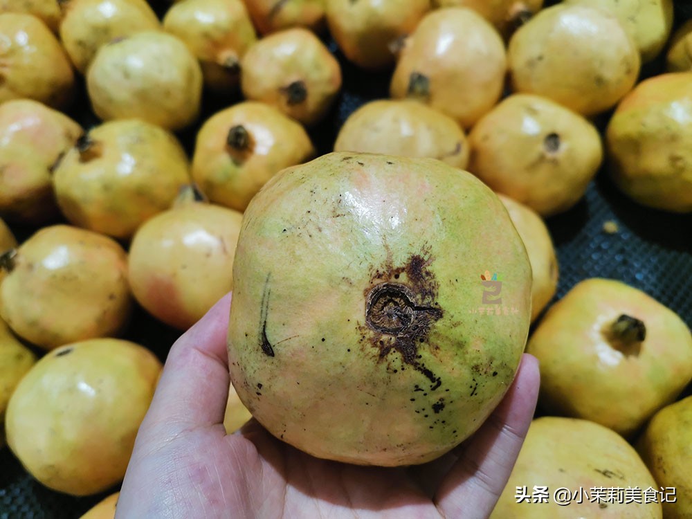 买石榴大个还是小个好,买石榴要选什么样的石榴才甜