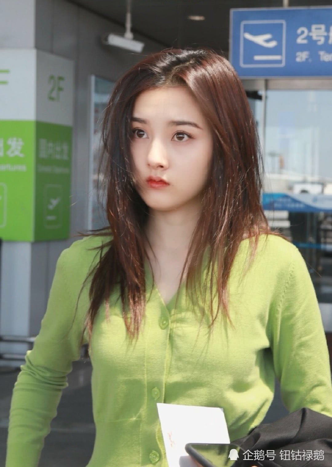 宋祖儿的神级颜值鼻子,杨幂和宋祖儿哪个好看