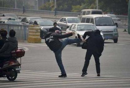 打架前发抖是怂吗,一般人为什么打架会发抖