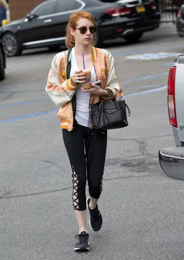 放弃你的风衣吧，2020年最受欢迎的是“棒球服”，明星潮人都爱