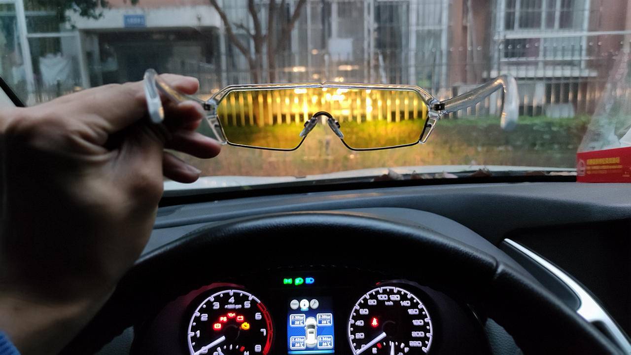 不仅解决开车人士长期困扰，它还能日夜两样感光变色