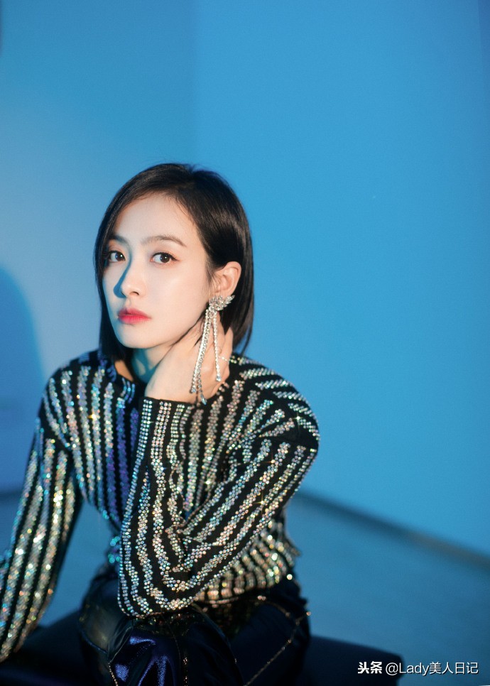 宋茜银色光幕裙搭配星光高筒靴,宋茜穿超长过膝高筒靴