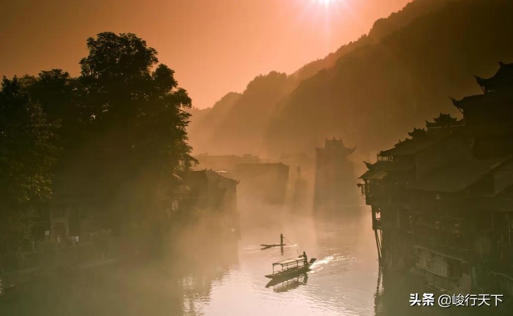 中国最美丽的小城，历经沧桑翘檐如翼的吊脚楼，缓缓流淌的沱江