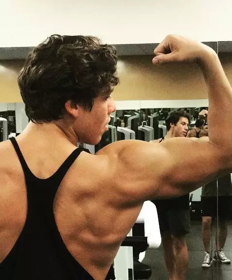 施瓦辛格的女佣年轻时候图片,施瓦辛格与女佣的儿子