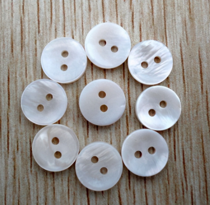 两粒扣西服扣子一般扣哪一粒,西服纽扣在不同场合的扣法